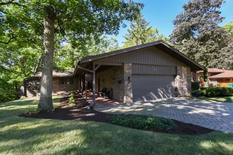39 W Eureka Dr, Lemont, IL 60439
