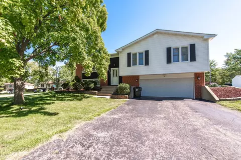 8019 Eastwood Ln, Woodridge, IL 60517