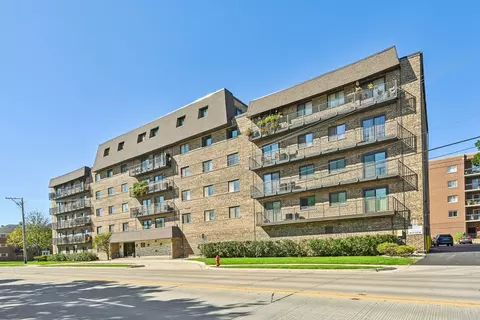 960 S River Rd #409, Des Plaines, IL 60016