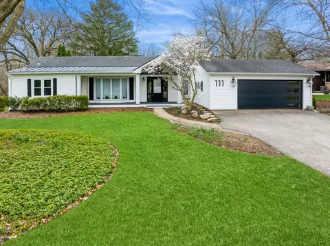 111 Brookhill Rd, Libertyville, IL 60048