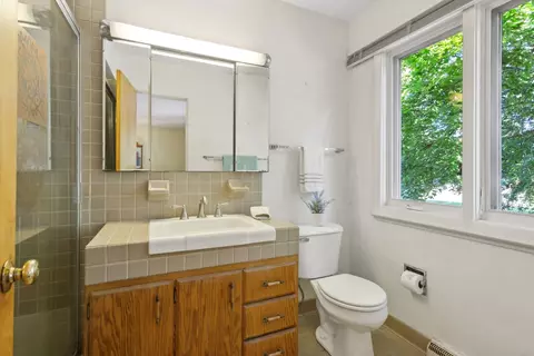 Bath - 724 Willow Tree Ln, Glencoe, IL 60022 photo 3 of 5