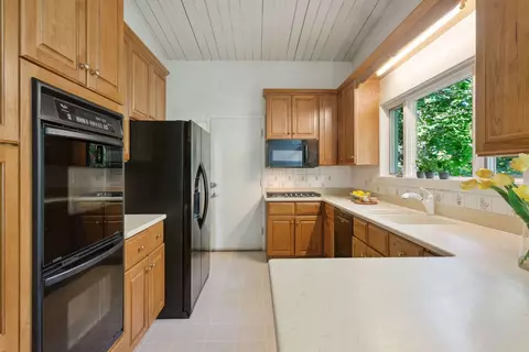 Kitchen - 724 Willow Tree Ln, Glencoe, IL 60022 photo 2 of 2