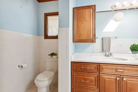 Bath - 724 Willow Tree Ln, Glencoe, IL 60022 photo 1 of 5