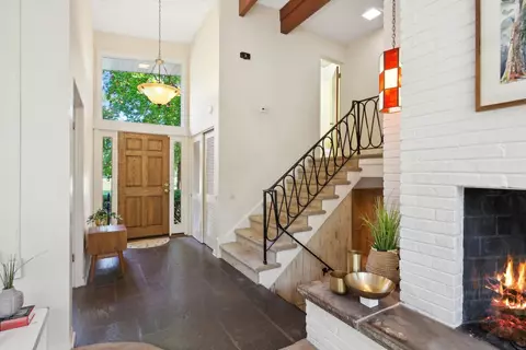 Entry Way - 724 Willow Tree Ln, Glencoe, IL 60022 photo 2 of 2