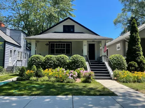 2211 Pioneer Rd, Evanston, IL 60201