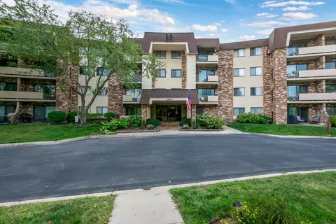 3350 N Carriageway Dr #404, Arlington Heights, IL 60004