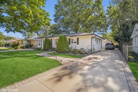 Exterior - 321 E Dennis Rd, Wheeling, IL 60090 photo 3 of 5