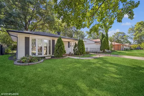 Exterior - 321 E Dennis Rd, Wheeling, IL 60090 photo 2 of 5