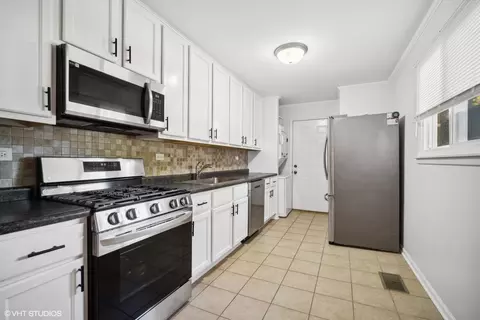 Kitchen - 321 E Dennis Rd, Wheeling, IL 60090 photo 2 of 3