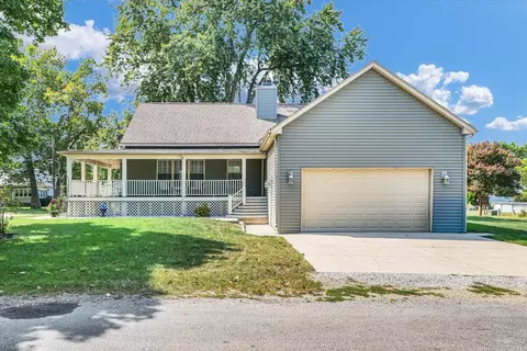 704 W Market St, Farmer City, IL 61842