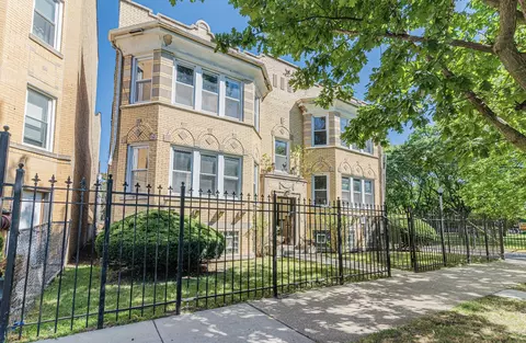 3724 W Wilson Ave #1W, Chicago, IL 60625