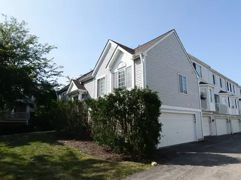 Exterior - 2246 Dawson Ln, Algonquin, IL 60102 photo 3 of 7