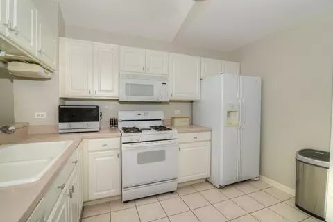 Kitchen - 2246 Dawson Ln, Algonquin, IL 60102 photo 2 of 2