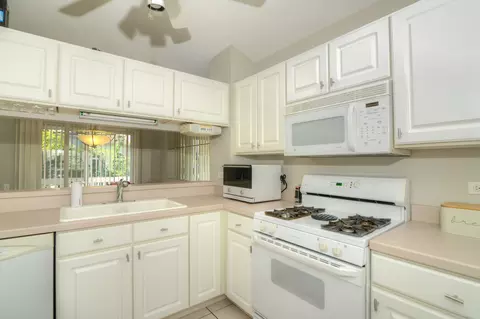 Kitchen - 2246 Dawson Ln, Algonquin, IL 60102 photo 1 of 2