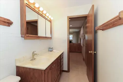 Bath - 361 Lance Dr, Des Plaines, IL 60016 photo 2 of 2