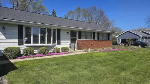 1230 Harwood Dr, Libertyville, IL 60048