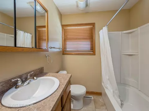 Bath - 108 N Marion Ave, Bartlett, IL 60103 photo 3 of 4