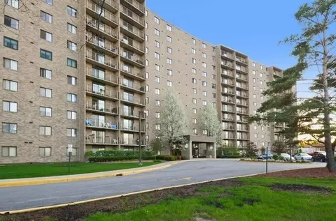 6340 Americana Dr #317, Willowbrook, IL 60527