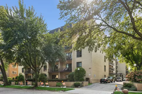 221 N Kenilworth Ave #303, Oak Park, IL 60302