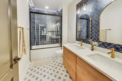 Bath - 526 Evergreen St, Wheaton, IL 60187 photo 1 of 2