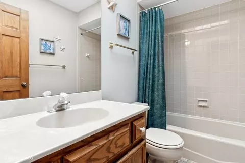 Bath - 809 Hyde Park Ln, Naperville, IL 60565 photo 2 of 3