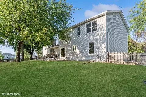 Exterior - 809 Hyde Park Ln, Naperville, IL 60565 photo 4 of 8