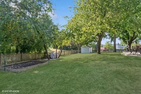 Exterior - 809 Hyde Park Ln, Naperville, IL 60565 photo 6 of 8