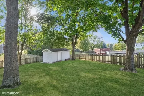 Exterior - 809 Hyde Park Ln, Naperville, IL 60565 photo 7 of 8