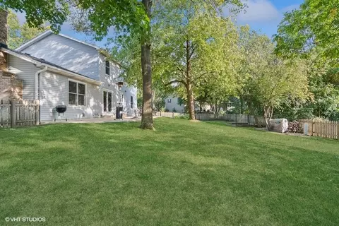 Exterior - 809 Hyde Park Ln, Naperville, IL 60565 photo 5 of 8
