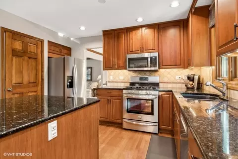 Kitchen - 809 Hyde Park Ln, Naperville, IL 60565 photo 2 of 3