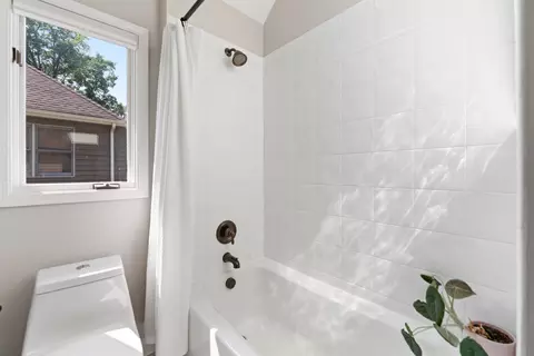 Bath - 561 Ford Ln, Bartlett, IL 60103 photo 6 of 7