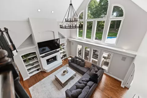 Living - 561 Ford Ln, Bartlett, IL 60103 photo 9 of 11