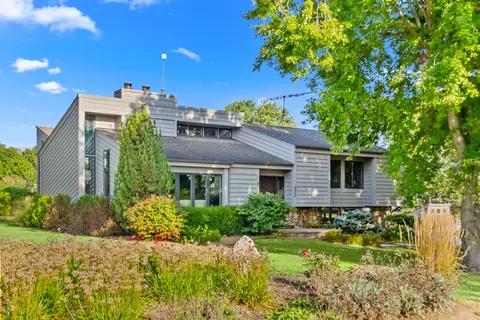 211 N Shannon Dr, Woodstock, IL 60098