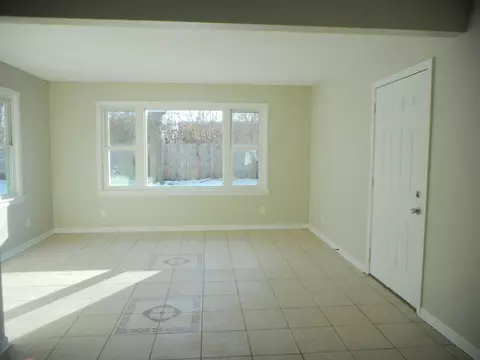 Living - 63 W Manchester Dr, Wheeling, IL 60090 photo 2 of 4