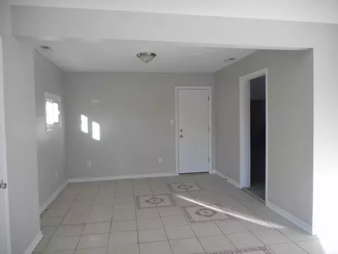 Living - 63 W Manchester Dr, Wheeling, IL 60090 photo 3 of 4