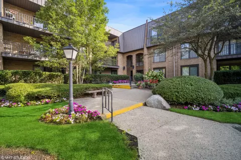 3 The Court Of Harborside #305, Northbrook, IL 60062