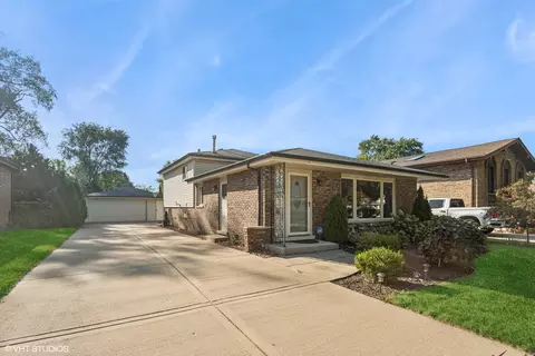 9136 Moody Ave, Oak Lawn, IL 60453