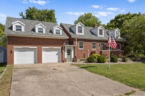 302 W Vine St, Villa Grove, IL 61956