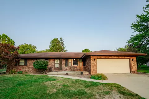 1004 Broadmoor Rd, Bloomington, IL 61704