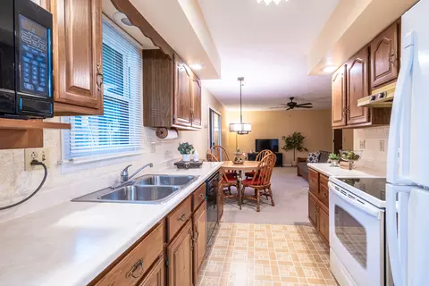 1004 Broadmoor Rd, Bloomington, IL 61704 photo 3