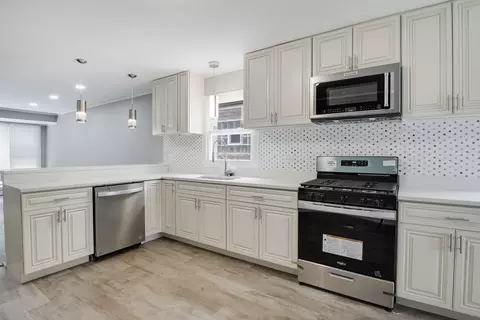 10548 S Eberhart Ave, Chicago, IL 60628 photo 3