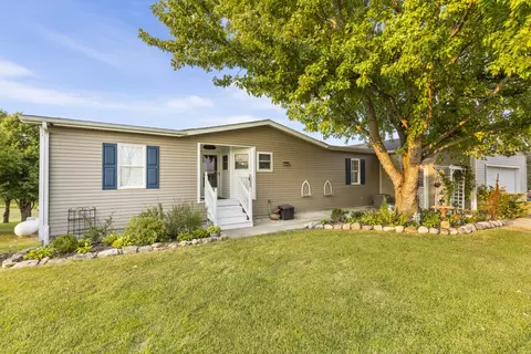 4524 E River Rd, Ridott, IL 61067