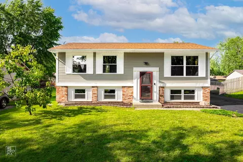 860 Tamms Ln, Bolingbrook, IL 60440