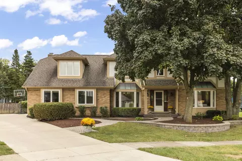 19 Hawkins Cir, Wheaton, IL 60189