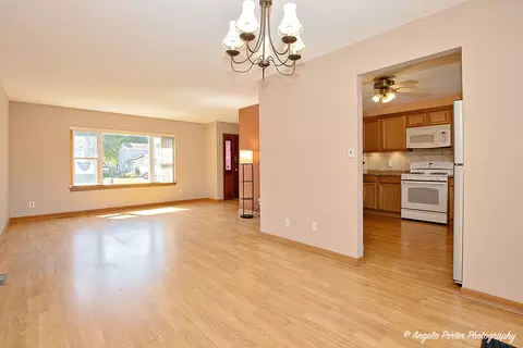 Living - 4014 W Prestwick St, Mchenry, IL 60050 photo 4 of 7