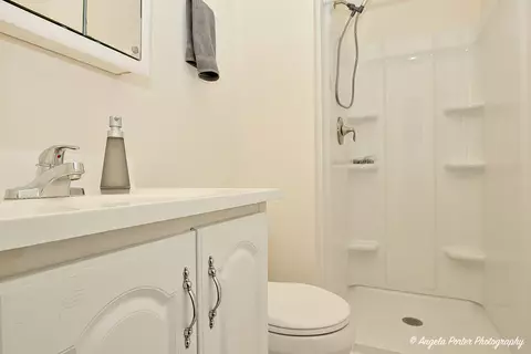 Bath - 4014 W Prestwick St, Mchenry, IL 60050 photo 1 of 3