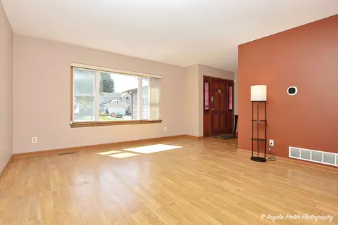 Living - 4014 W Prestwick St, Mchenry, IL 60050 photo 2 of 7