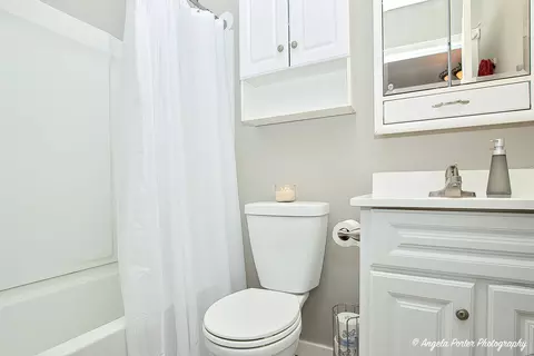 Bath - 4014 W Prestwick St, Mchenry, IL 60050 photo 2 of 3