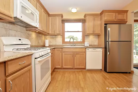 Kitchen - 4014 W Prestwick St, Mchenry, IL 60050 photo 2 of 3