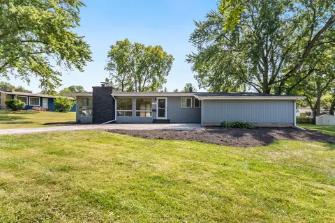 106 Sharon Ln, North Aurora, IL 60542